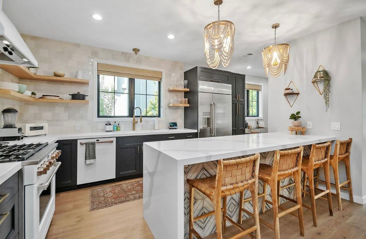 <hr class='sepline w-24' /> Kitchen Remodeling