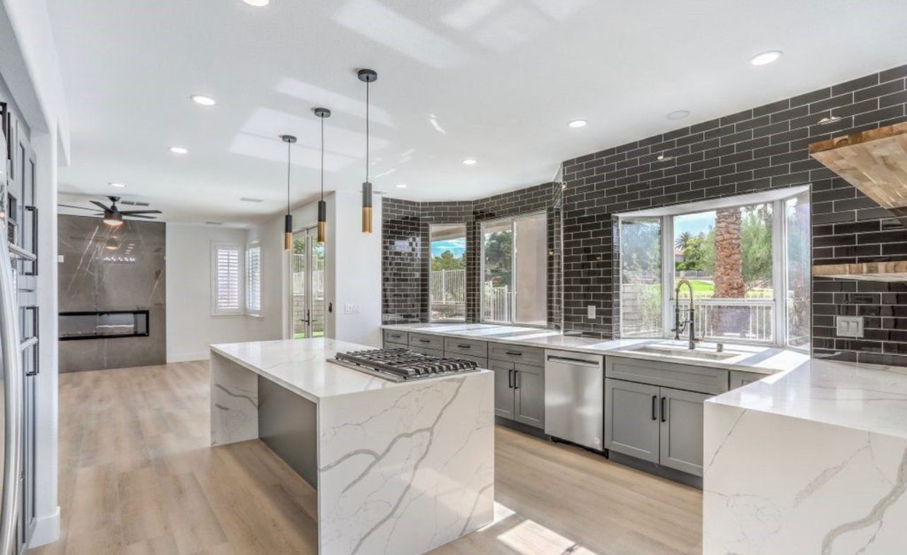 <hr class='sepline w-24' /> Kitchen Remodeling